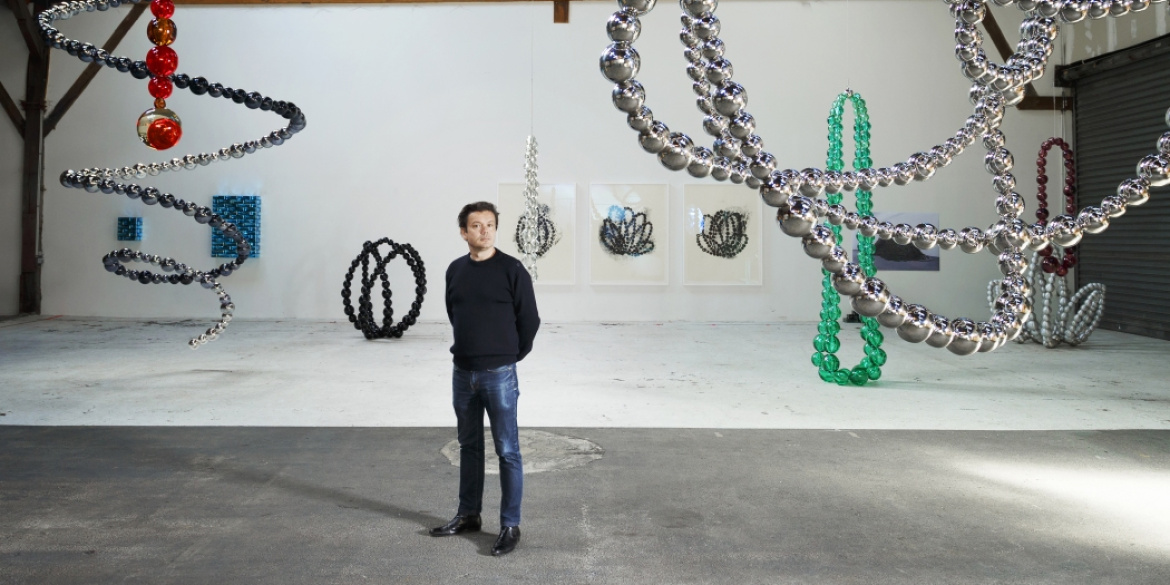 Jean-Michel Othoniel dans son atelier