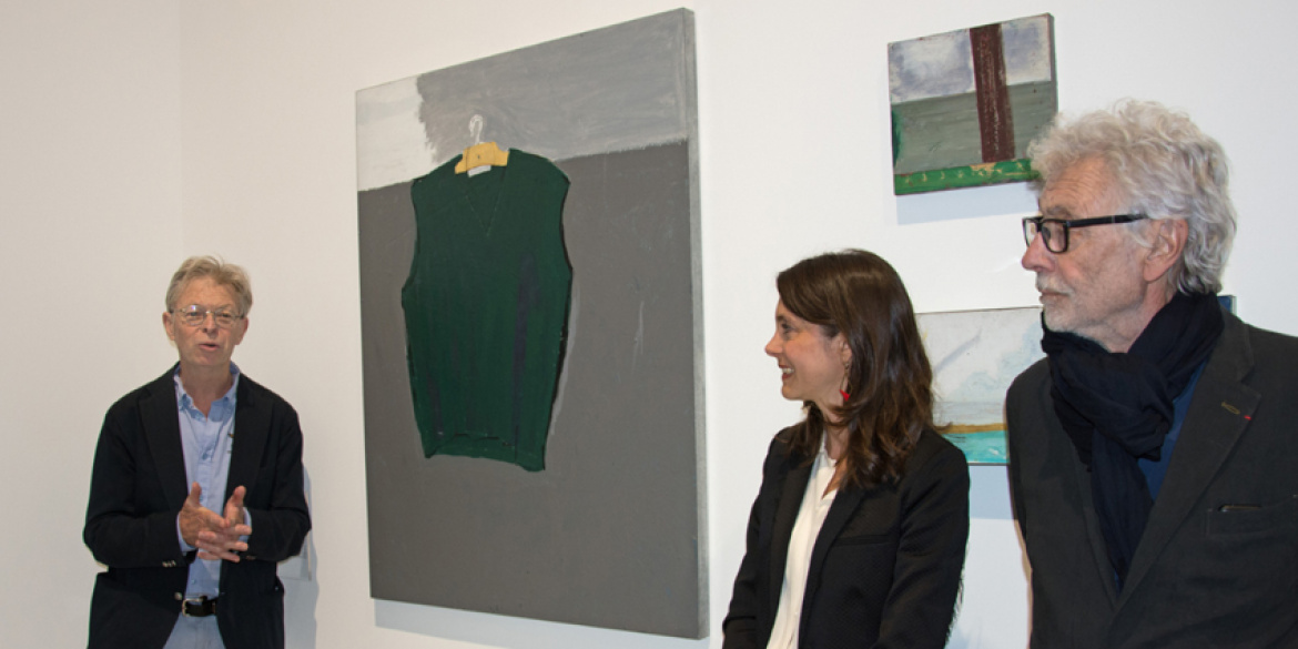 Photo d'une oeuvre de Pierre Buraglio avec le Président des Amis du Musée, Aurélie Voltz et l'artiste Pierre Buraglio