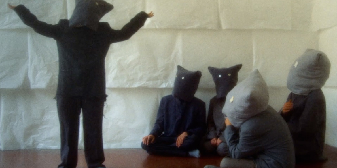 Des personnes déguisées en animaux sont dans une pièce