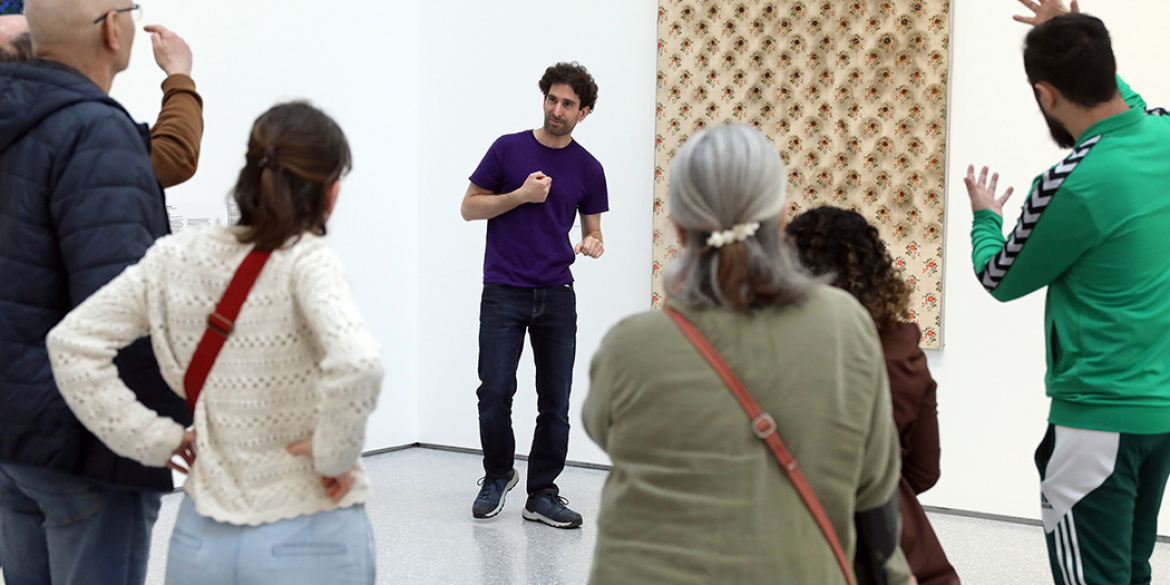 Visiteurs dans une salle d'exposition