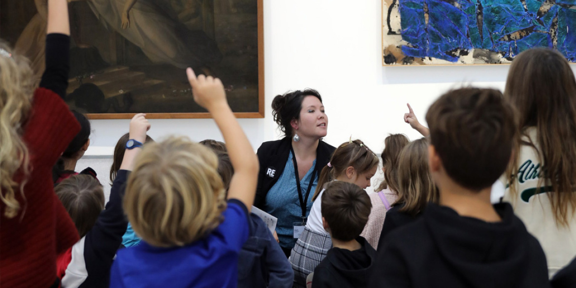 Visiteurs dans une exposition du MAMC+