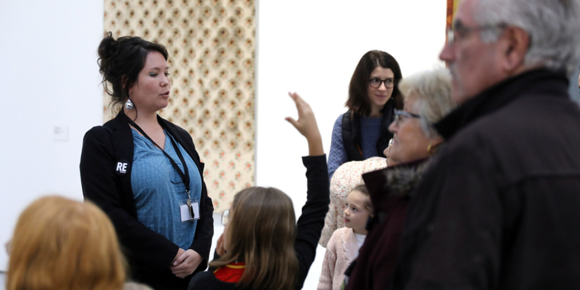 Visiteurs dans une exposition du MAMC+