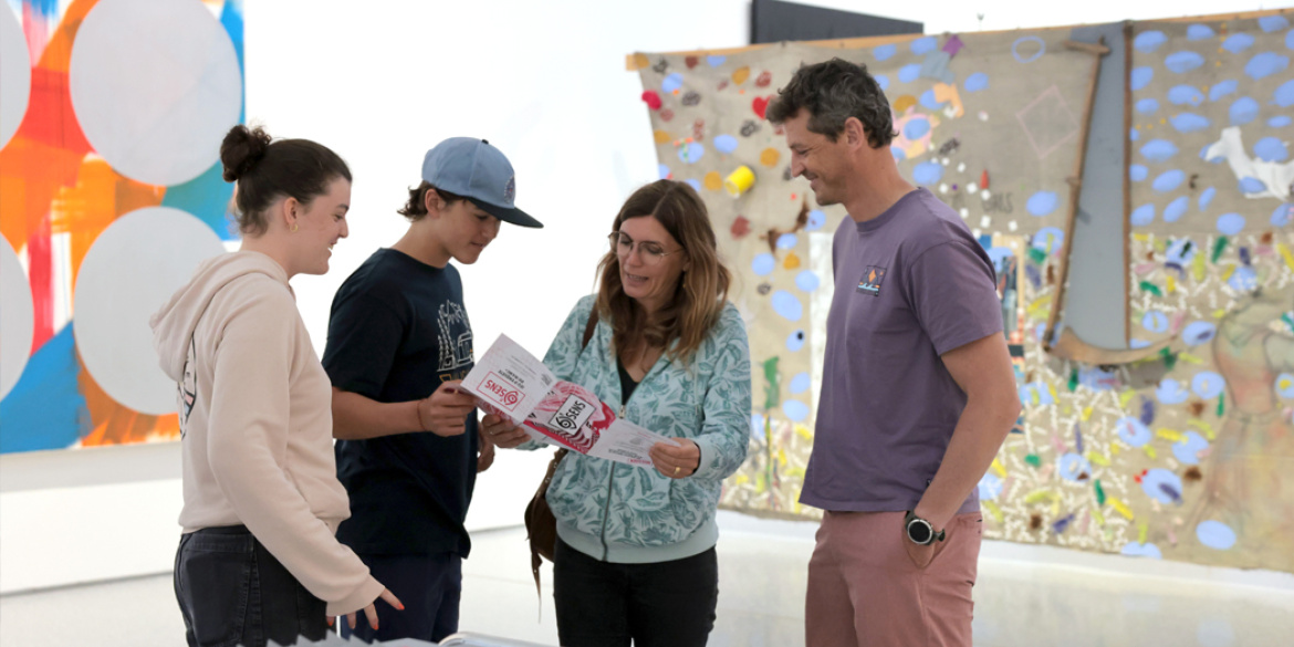 4 personnes dans l'exposition Hors Format