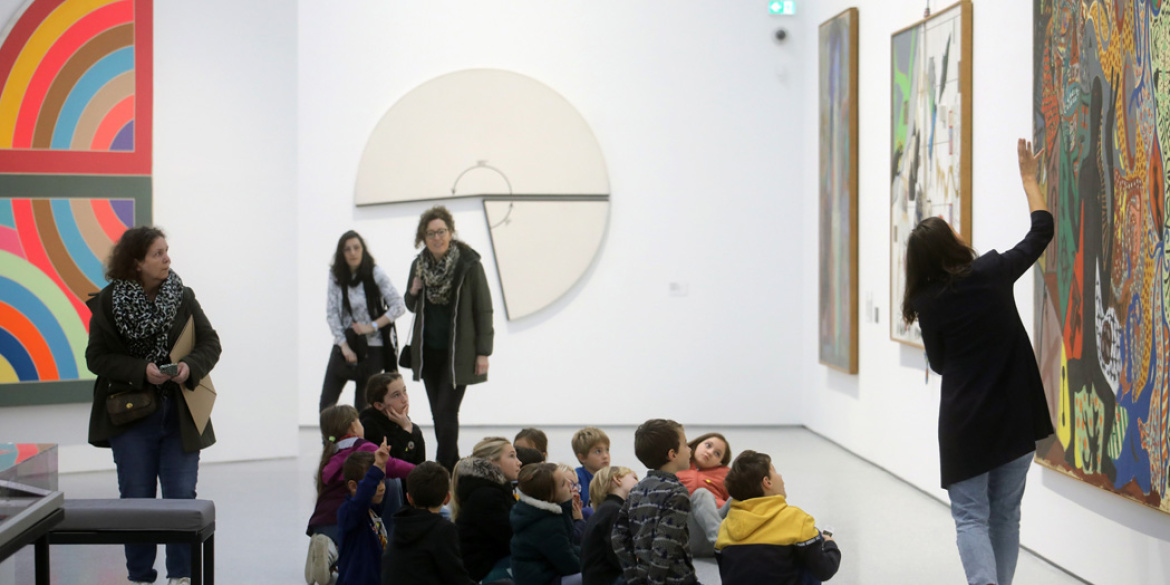 Visiteurs dans une exposition du MAMC+