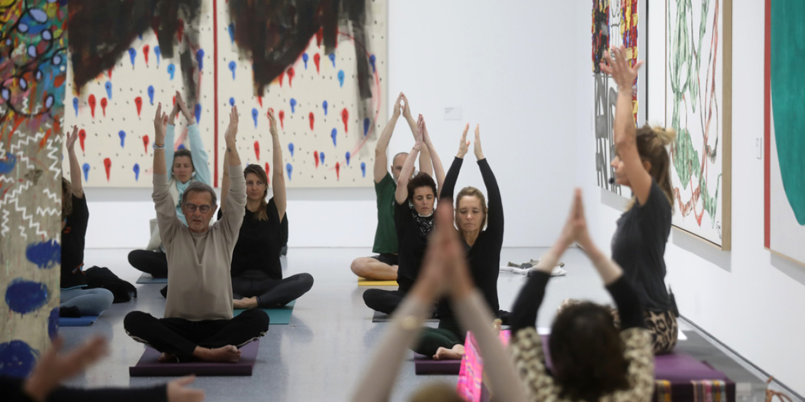 Yoga dans une salle d'exposition du musée