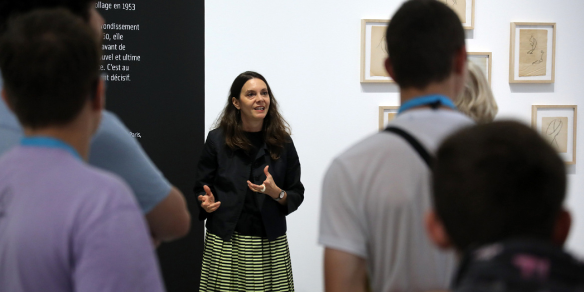 Aurélie Voltz réalisant une visite commentée dans une exposition