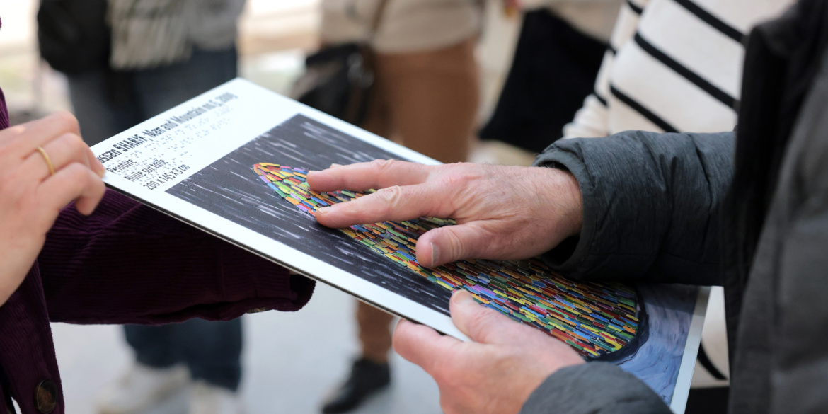Visiteur touchant la reproduction tactile d'une œuvre
