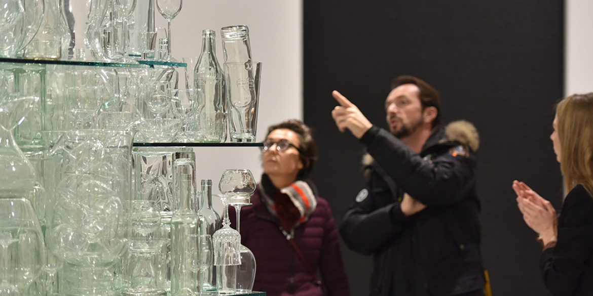 Visiteurs dans une exposition