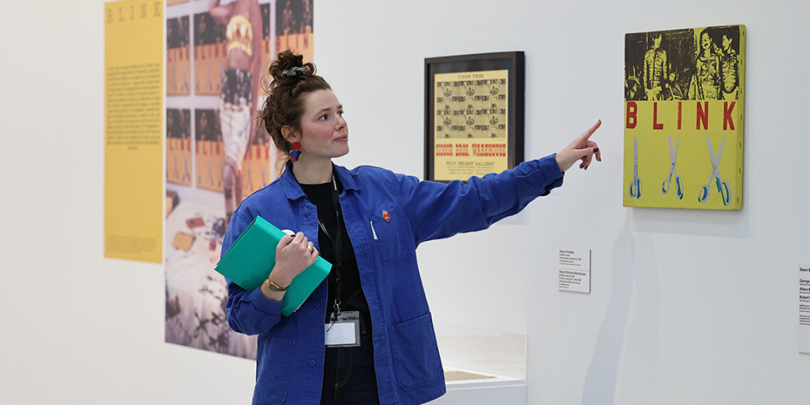 Une médiatrice montre une oeuvre 