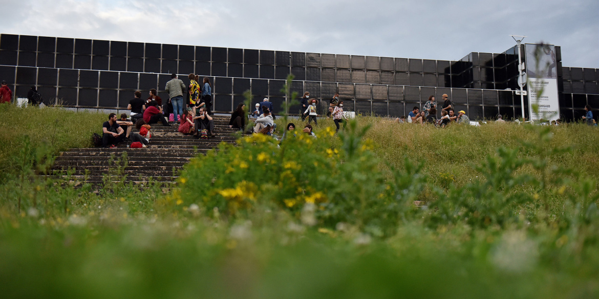 Vue en contre-plongée, depuis la prairie, du Musée d'art moderne et contemporain