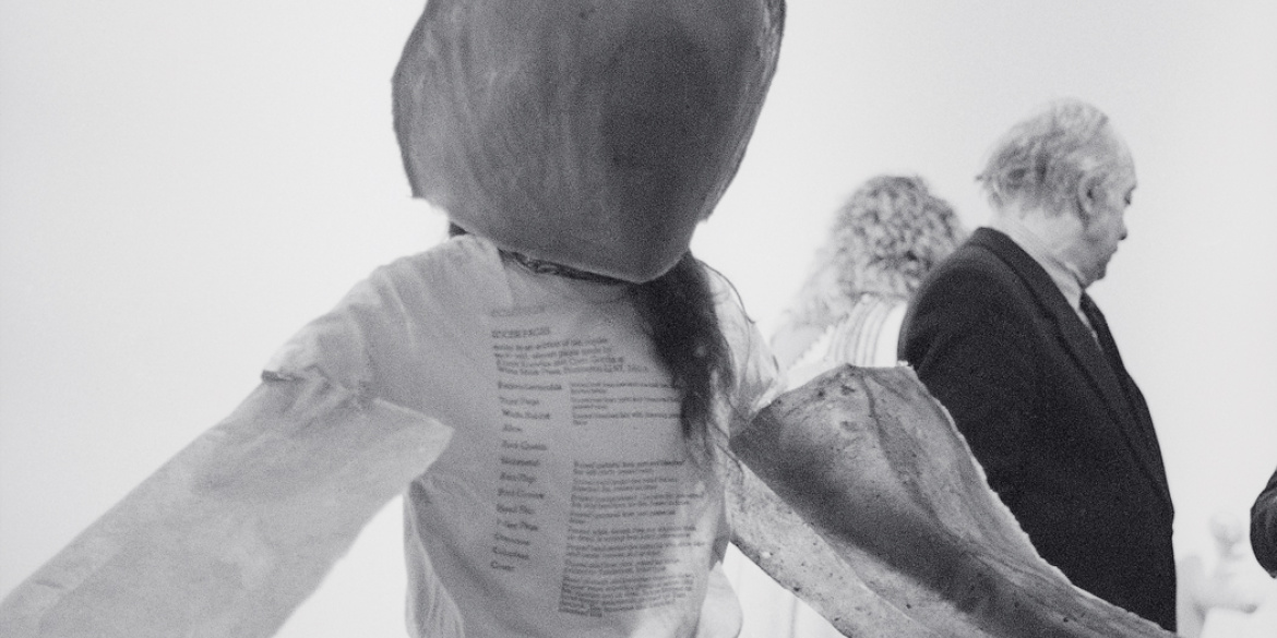 Jessica Higgins performant Loose Pages [Pages volantes] à la Emily Harvey Gallery, New York, 1983
