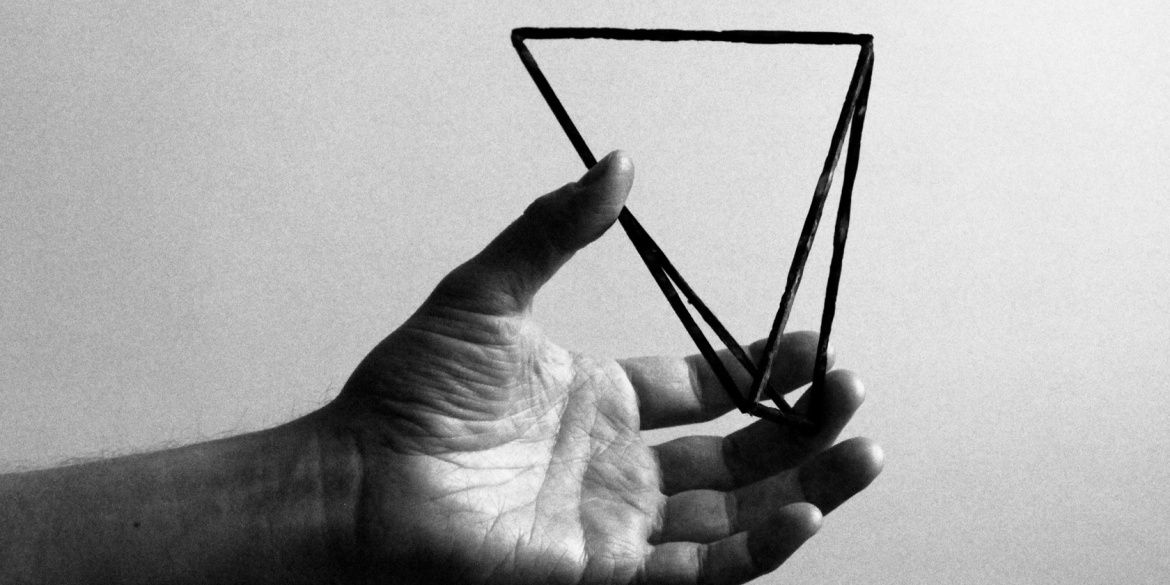 Extrait d'une vidéo en noir et blanc d'une main tenant une sculpture
