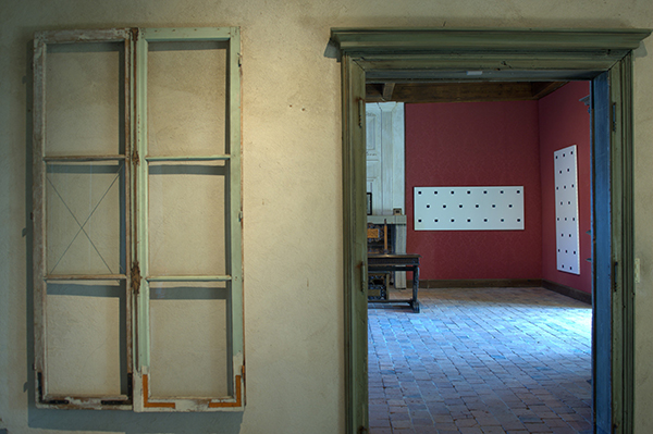 Vue de l'exposition. À gauche : Pierre Buraglio, "Fenêtre", 1975. Diptyque : verre, bois, métal, mastic. 193 x 56,5 x 7,5 cm.