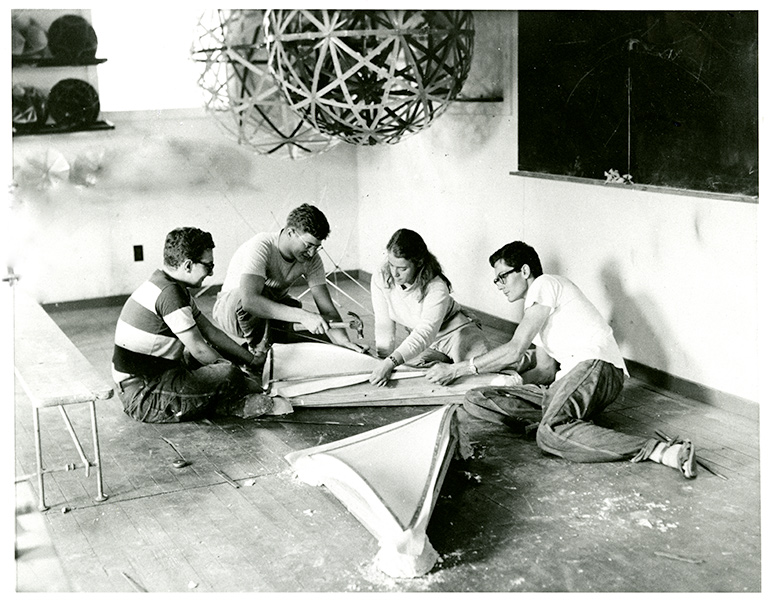 Étudiants du Black Mountain College travaillant sur des moules terminés