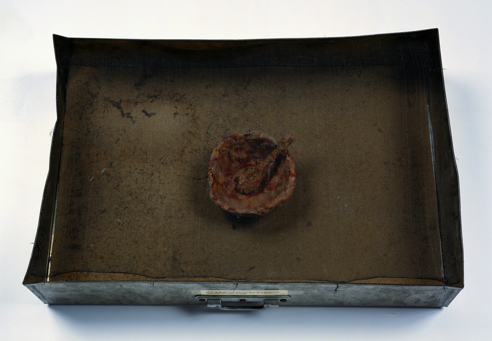 Reconstitution, essai de reconstitution en pâte à modeler effectué le 21 décembre 1970 d'un bol et d'une cuillère dont se servait C.B. entre 1949 et 1951