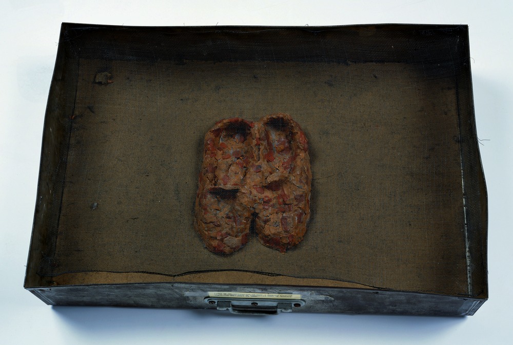 Reconstitution, essai de reconstitution en pâte à modeler effectué le 22 novembre 1970 des pantoufles dont se servait Christian Boltanski entre 1949 et 1951
