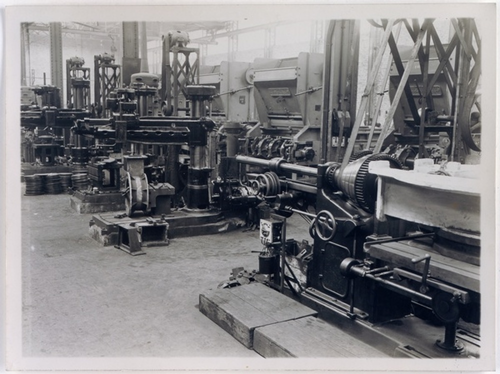 Intérieur d'usine de fabrication des grilles à chargement automatique, Foyers Automatiques Roubaix