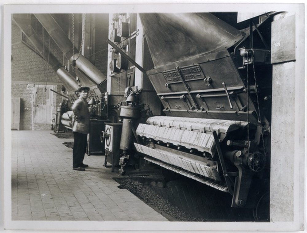 Intérieur de la chaufferie des Etablissements Vanoutryve dans laquelle sont installées les grilles à chargement automatique fabriquées par les Foyers Automatiques Roubaix