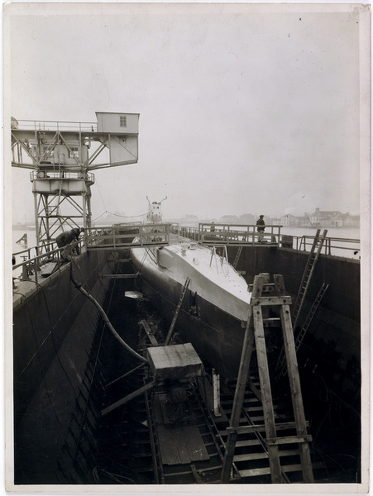 Chantier de constructions navales de Chalon-sur-Saône, sous-marin Schneider-Laubeuf dans un bateau porteur