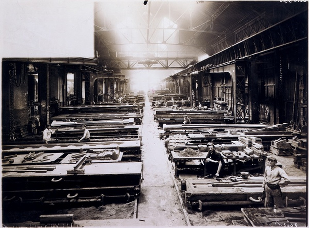 Ouvriers posant dans un atelier de moulage d'acier, usine du Creusot