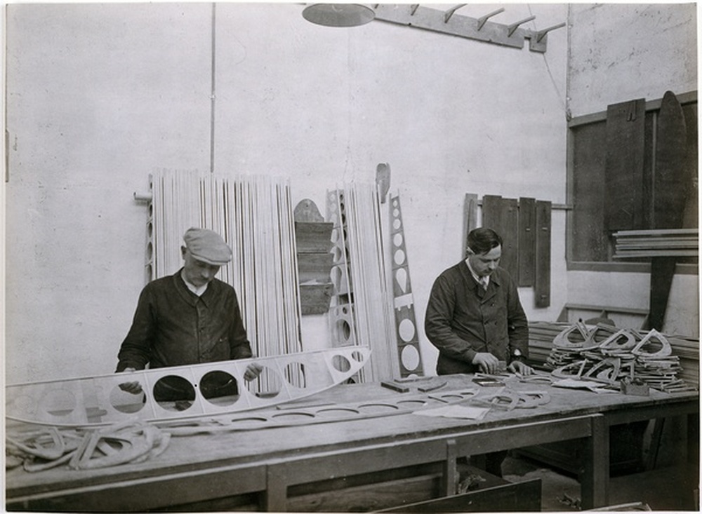 Ouvriers au montage des ailes d'avions Henry Potez