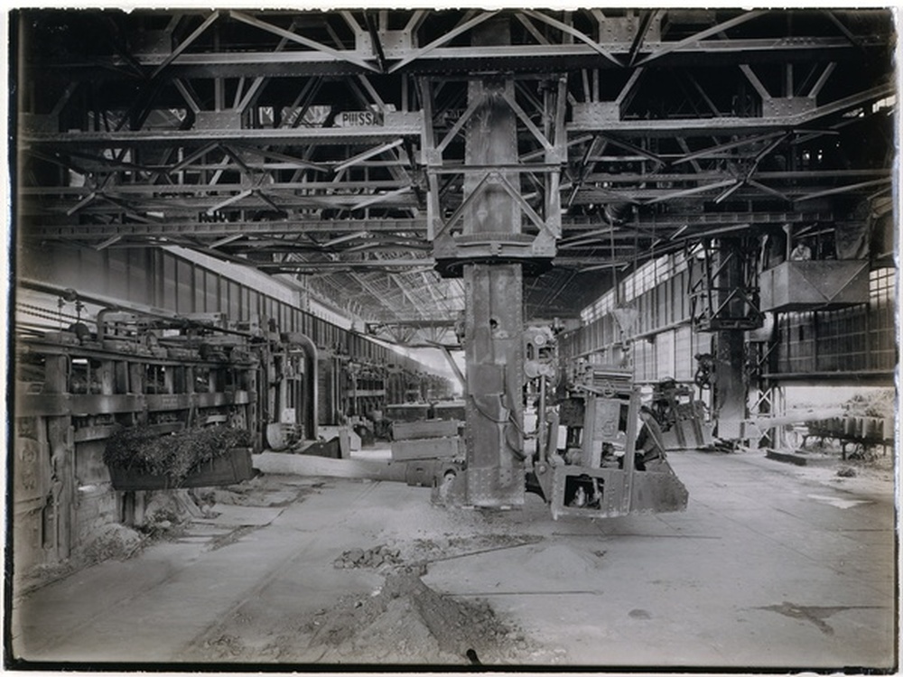 Usine Schneider du Breuil, hall de chargement des fours Martin avec chargeuses