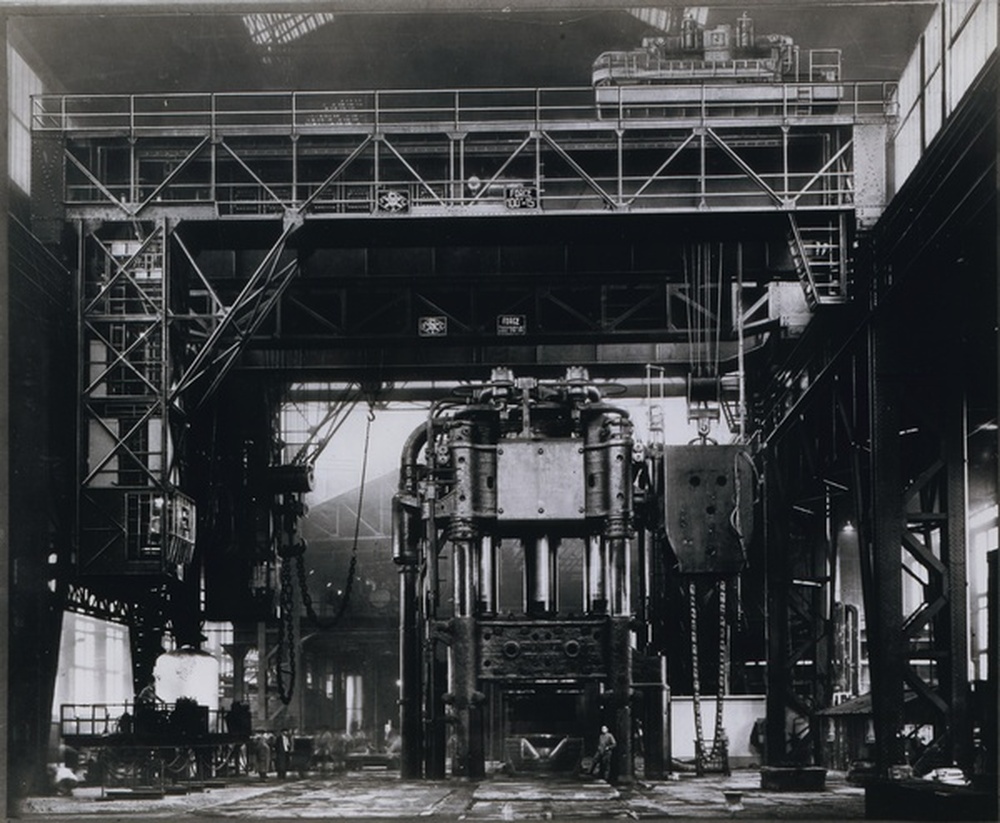 Le gigantisme d'une presse dans une usine Schneider