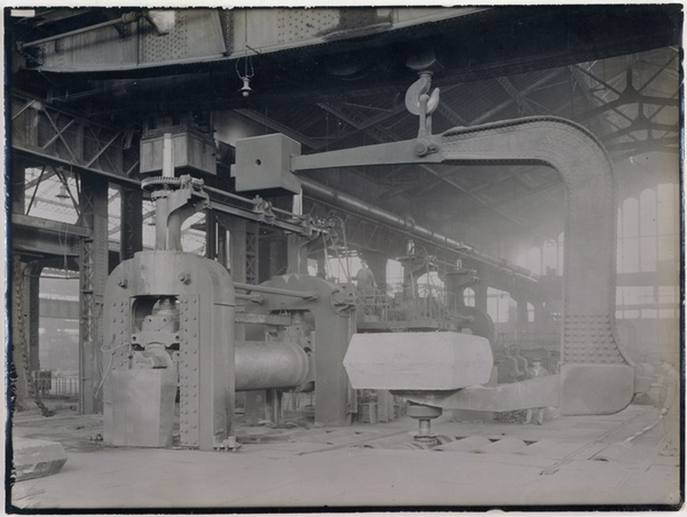 Laminoirs et crochets d'amenée des lingots dans l'usine Schneider, du Creusot