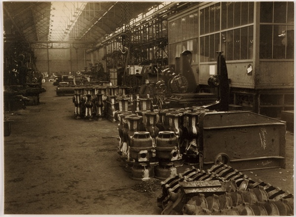 Accumulation de pièces de machines dans un atelier