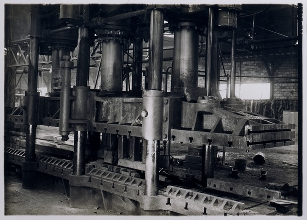 Presse d'une usine de métallurgie