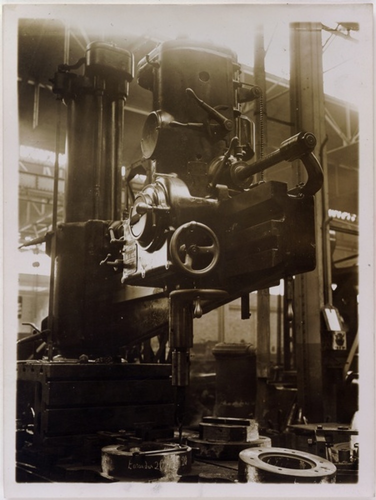 Détail d'une machine dans une usine métallurgique