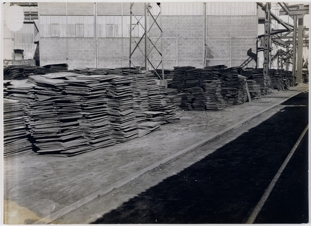 Entrepôt de tôle à l'extérieur d'une usine