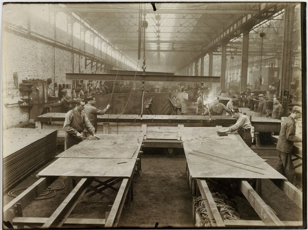 Ouvriers au travail dans une usine de fabrication de fer blanc