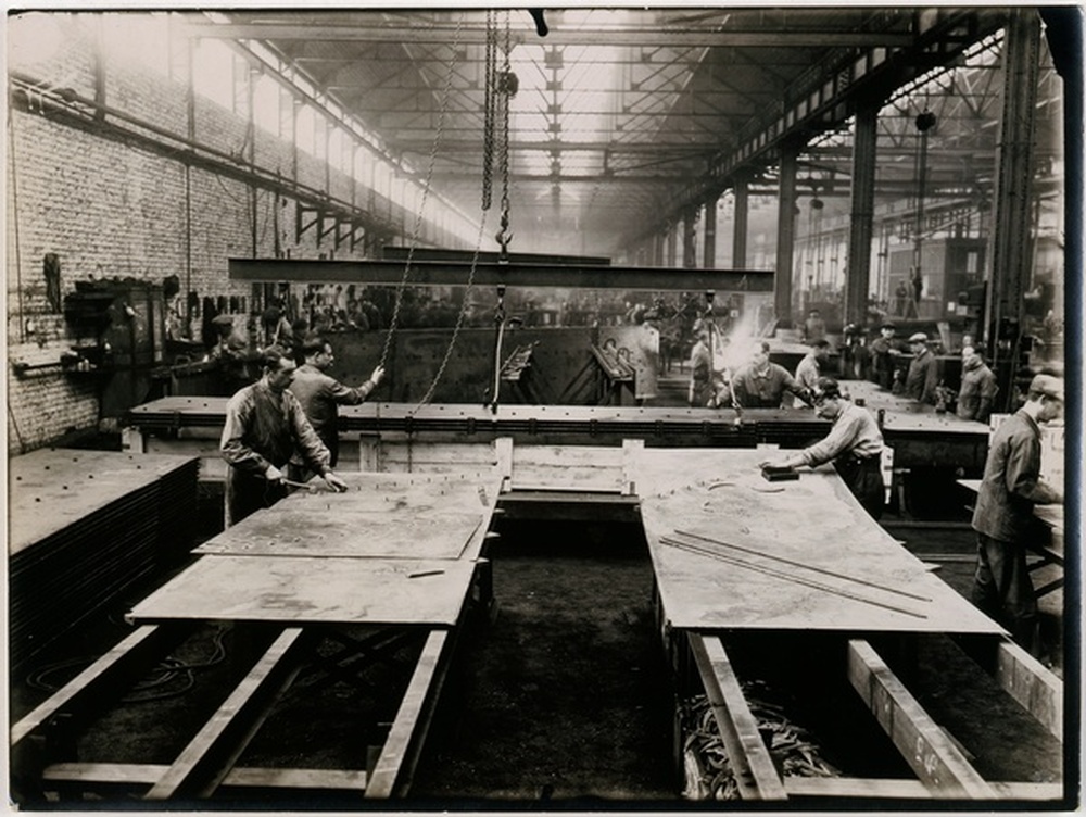 Ouvriers au travail dans une usine de fabrication de fer blanc