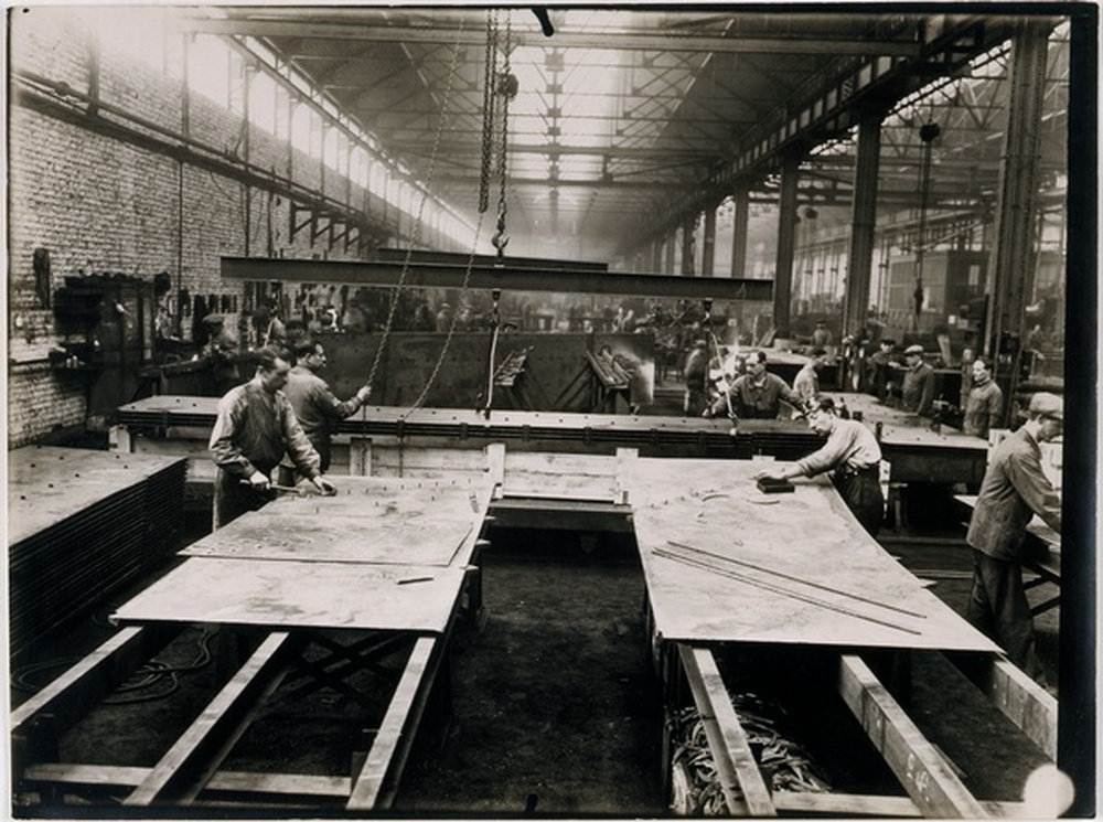 Ouvriers au travail dans une usine de fabrication de fer blanc