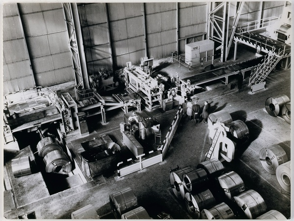 Vue plongeante sur une usine sidérurgique, laminoir