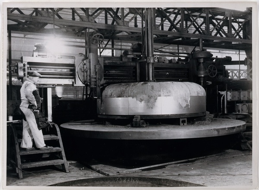 Machine et ouvrier dans une usine Arbel