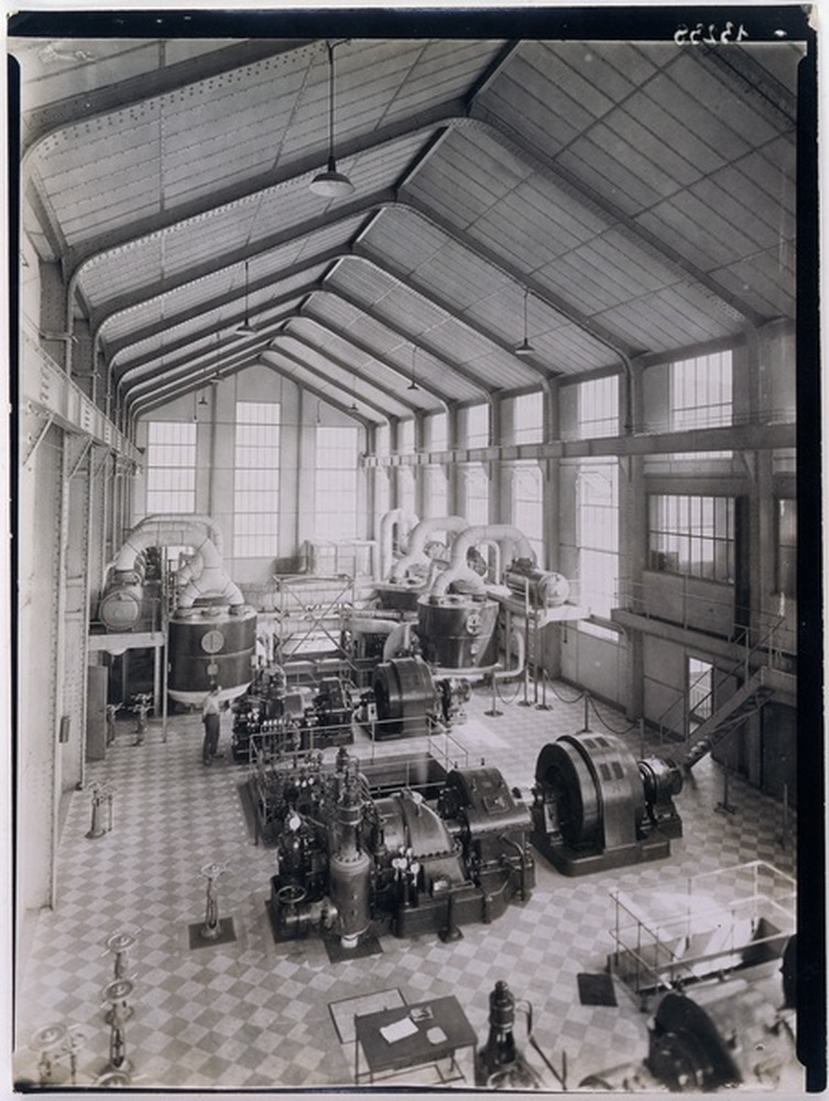 Vue générale de la salle des machines de la compagnie Electro Mécanique