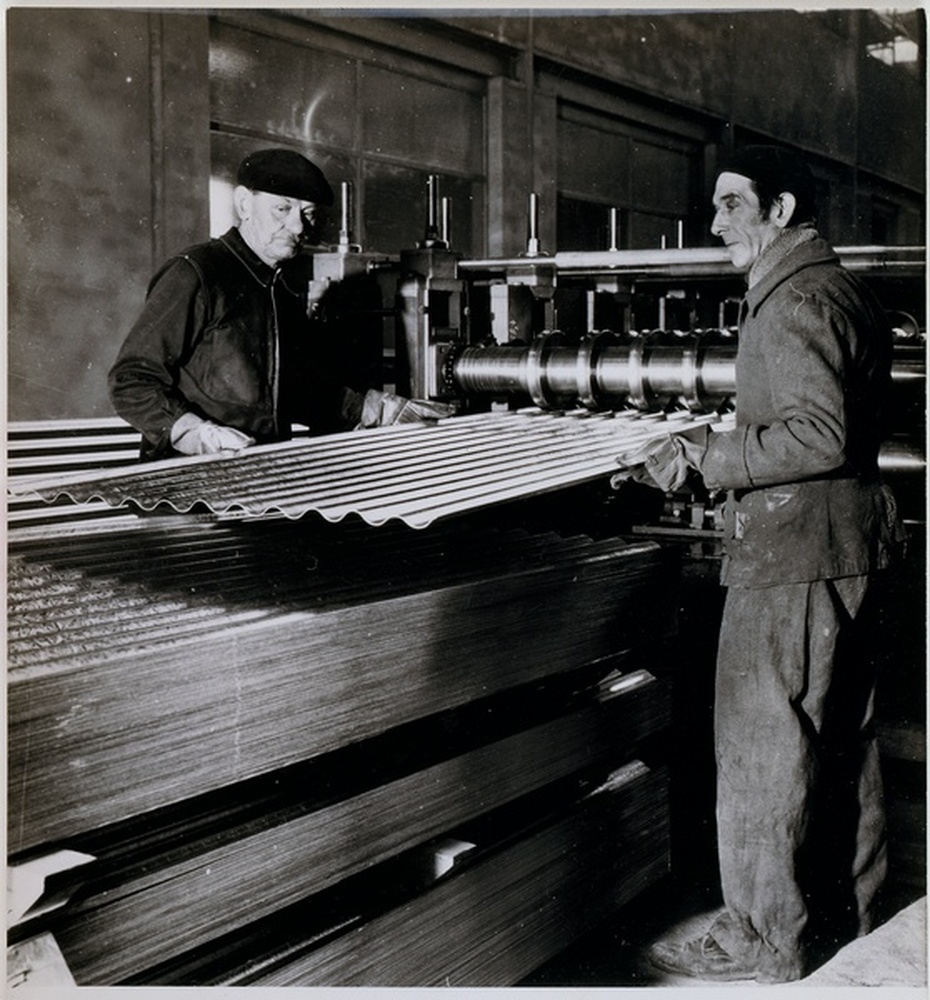 Fabrication de tôle ondulée dans une usine Heurtey