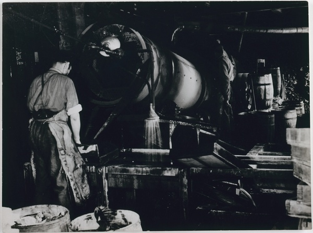 Traitement physico-chimique des grains abrasifs dans une usine de fabrication de meules CETA