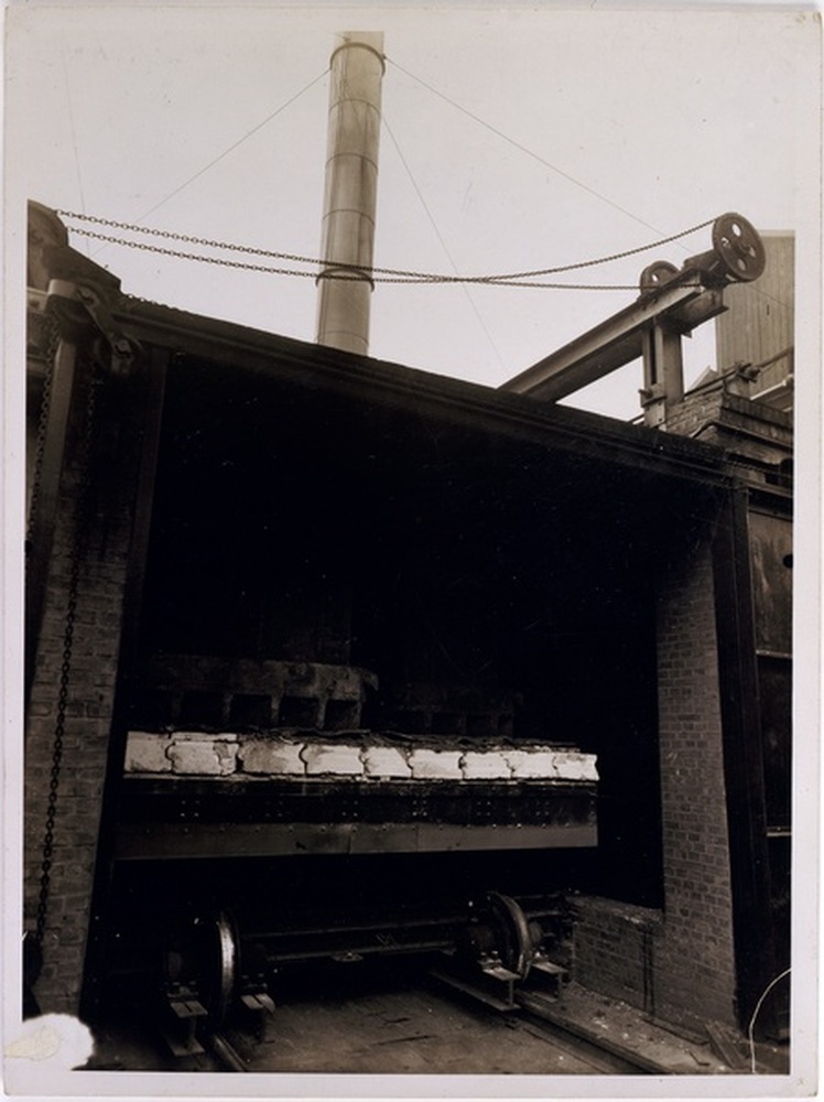 Entrée des fours à recuire, usine de fabrication de fer blanc