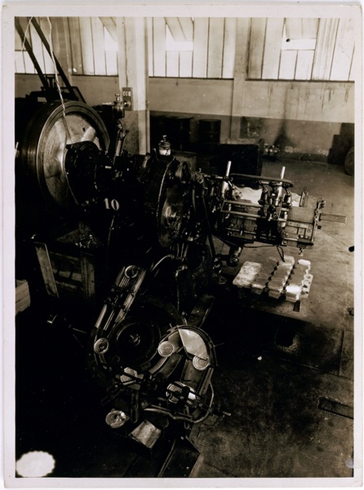 Vue arrière d'une presse, usine de fabrication de fer blanc