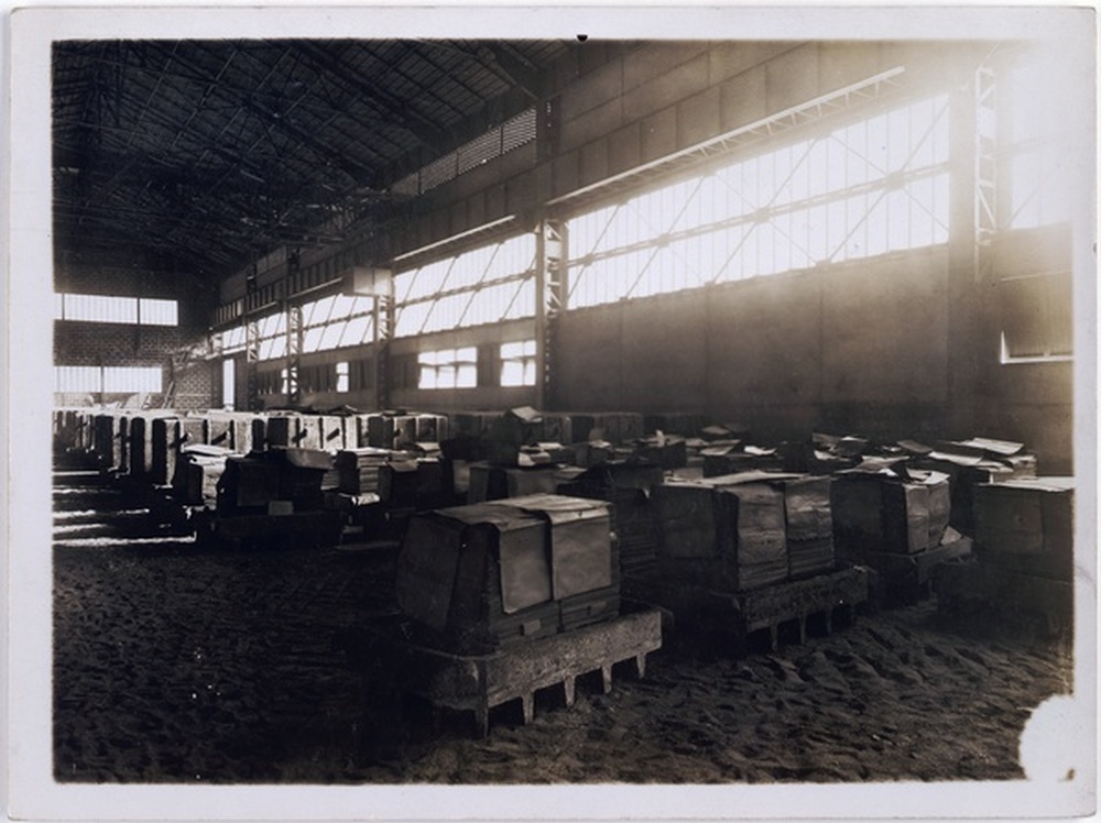 Sortie des fours à recuire, usine de fabrication de fer blanc