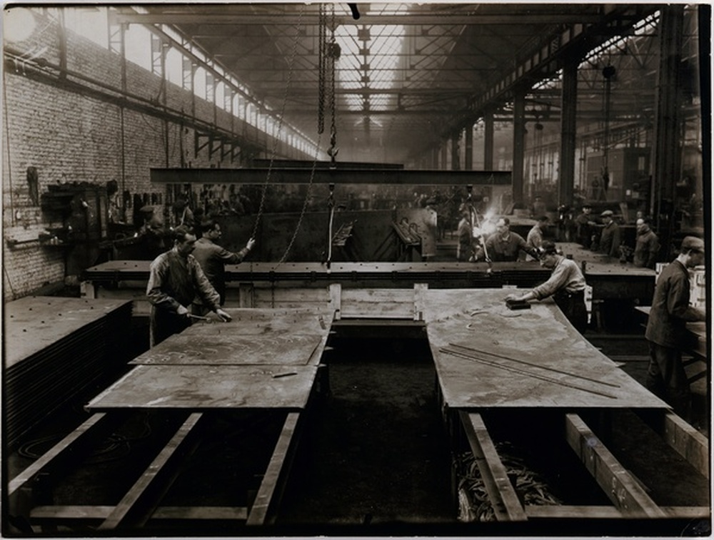 Ouvriers au travail dans une usine de fabrication de fer blanc