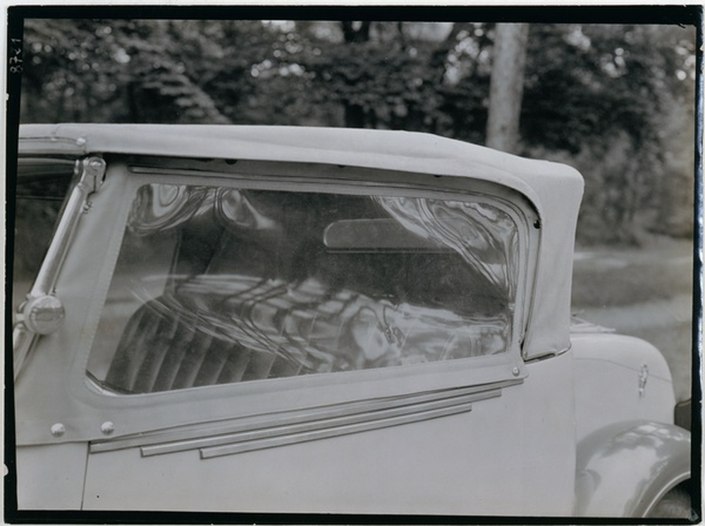 Voiture, vue latérale de la capote