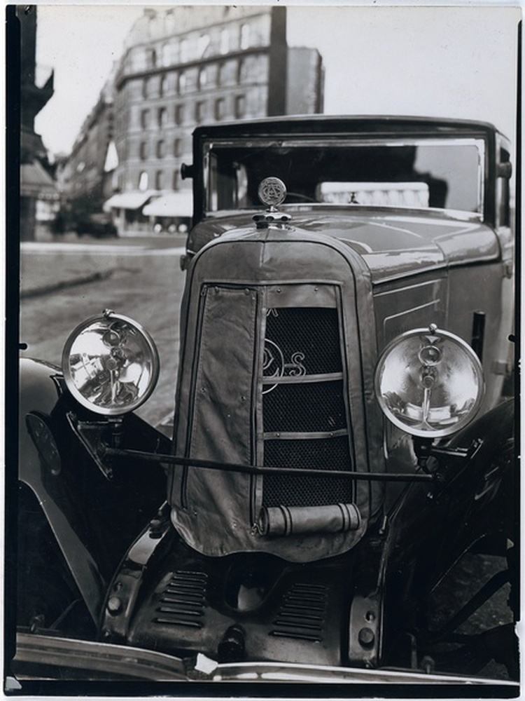 Reportage publicitaire pour la Fermeture Eclair : automobile Panhard avec housse à fermeture à glissière