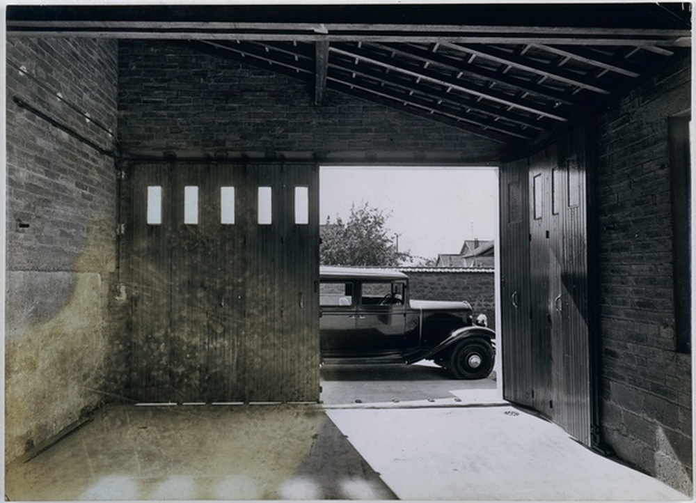 Voiture, vue depuis un garage