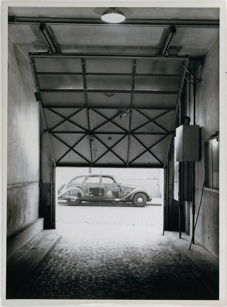 Voiture, vue depuis un garage