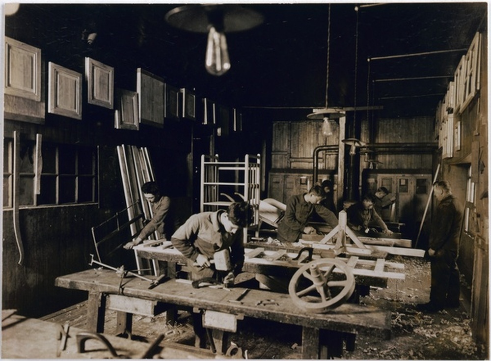 Atelier de menuiserie, jeunes au travail