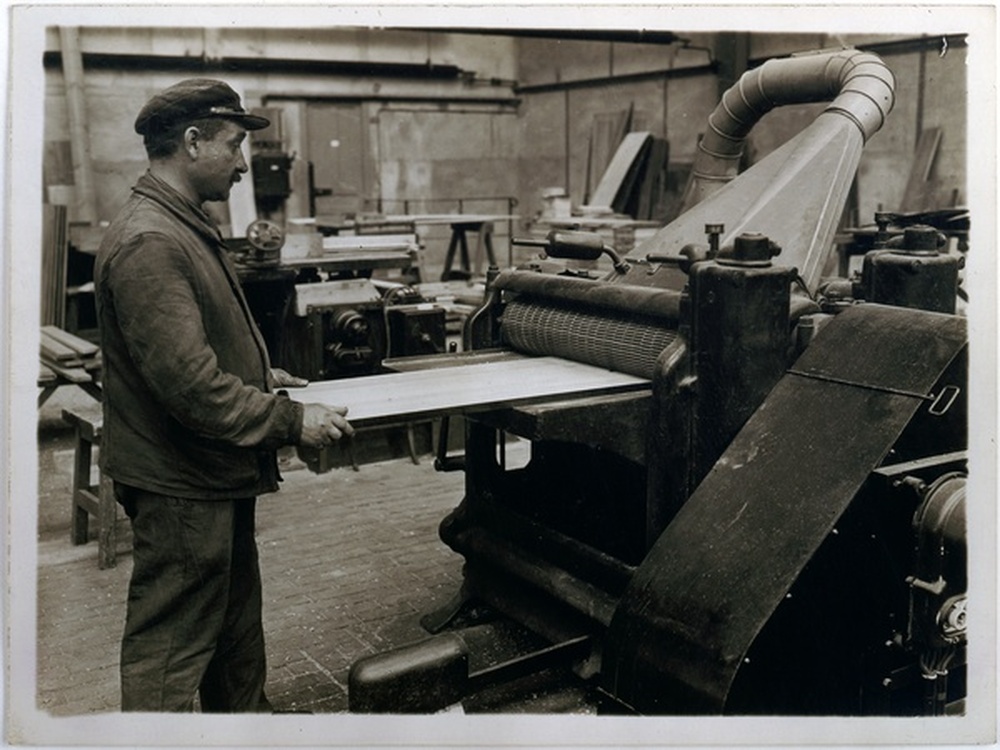 Atelier de menuiserie, ouvrier travaillant une planche